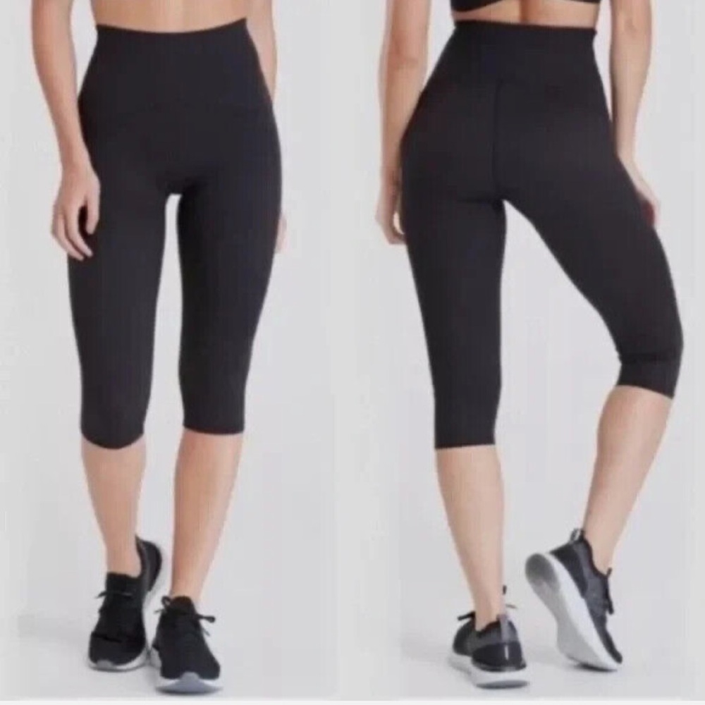 Spanx Booty Boost® Active Knee Leggings capri length